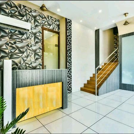 Hotel Palace Residency Near Lokmanya Tilak Terminus 뭄바이 외부 사진